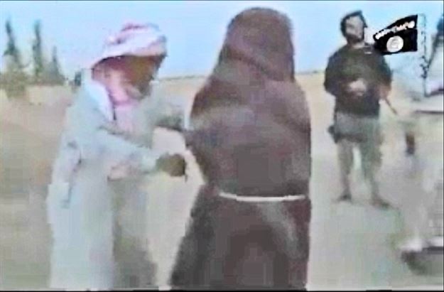 تصاویر/ سنگسار وحشیانه زن سوری توسط عوامل داعش