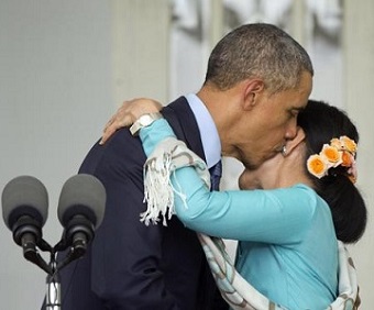 اوباما با در اغوش گرفتن و بوسیدن یک زن بار دیگر خشم همسرش را برانگیخت!