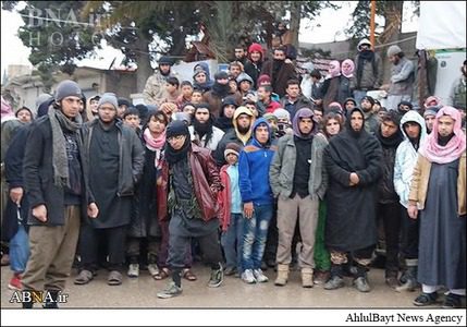 تصاویر/ گردن زدن وحشیانه یک سوری توسط داعش (۱۸+)