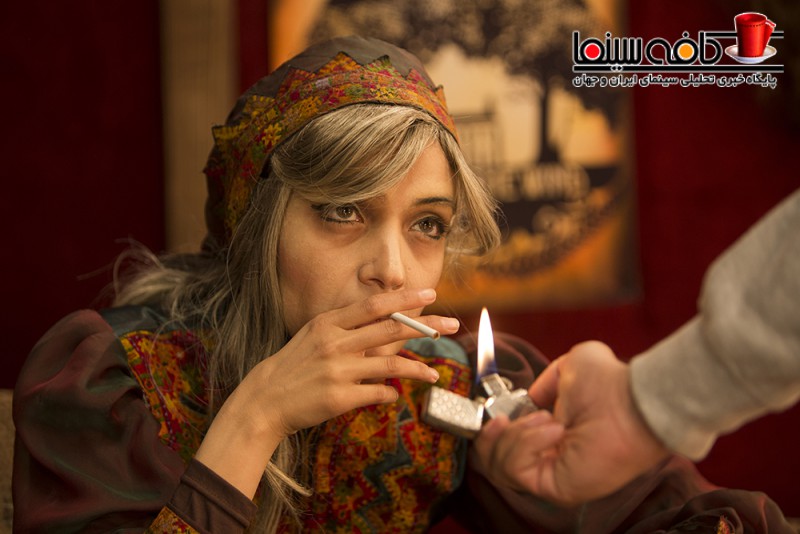 عکس/ بازیگر معروف زن در حال سیگار کشیدن!