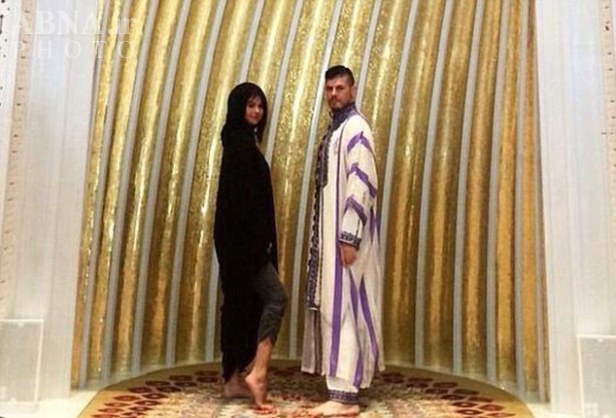 تصاویر/ حرکات گستاخانه زنان هالیوودی در امارات!