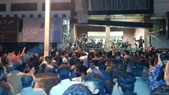 www.dustaan.com-برخورد پلیس با معترضان به برگزاری کنسرت1