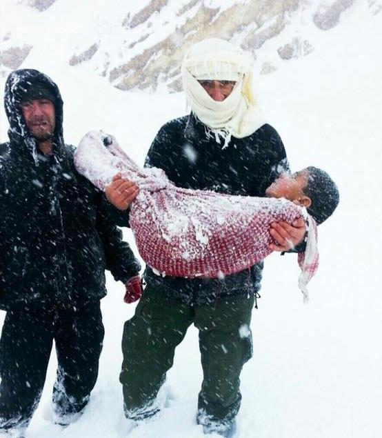 www.dustaan.com-عکس کودک 5 ساله آواره سوری در سرما منجمد شد!1