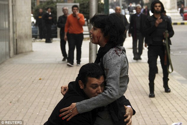 تصاویر/ لحظه کشته شدن یک معترض زن در تظاهرات مصر