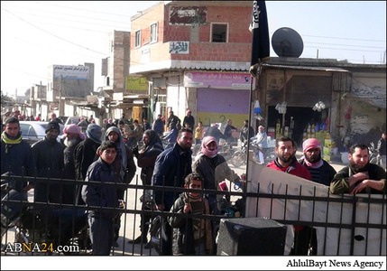 www.dustaan.com-تصاویر به صلیب کشیدن وحشیانه یک نانوا و یک پلیس توسط داعش +۱۸--۱۲