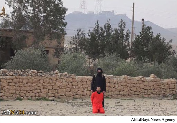 عکس ۱۸+ / اعدام سرباز سوری با «شات گان» به دست داعش
