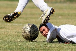 www.dustaan.com-کتک خوردن فوتبالیست دختر از مدیر عامل