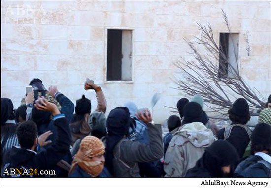 تصاویر/ داعش یک جوان را به اتهام «لواط» سنگسار کرد