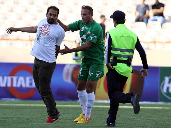 تصاویر/ بازداشت کارگردان معترض سینما