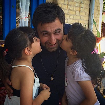 عکس/ بوسه دو دختر زیبا بر گونه خواننده معروف ایرانی