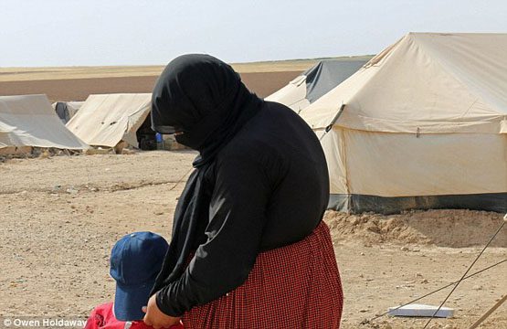 تصاویر/ وقتی داعش پسر بچه بیچاره را مجبور میکند تا مادرش را گردن بزند