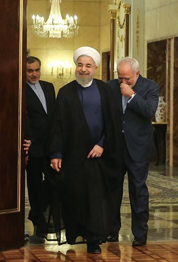 عکس/ شیطنت ظریف در حضور رئیس جمهور