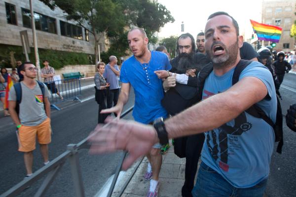 تصاویر/ چاقوکشی در رژه همجنسگرایان اسرائیل