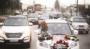 پلیس ماشین های عروس را از محضر تا تالار پذیرایی اسکورت می کند !