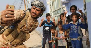 سلفی رزمنده عراقی با کودکان روستای آزاد شده