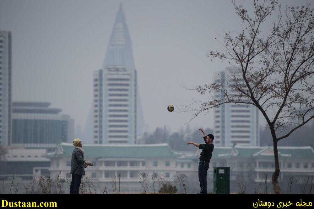 دو مرد در حال توپ بازی، پیونگ یانگ، کره شمالی
