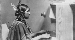یک زن سرخپوست در حال اپراتوری تلفن