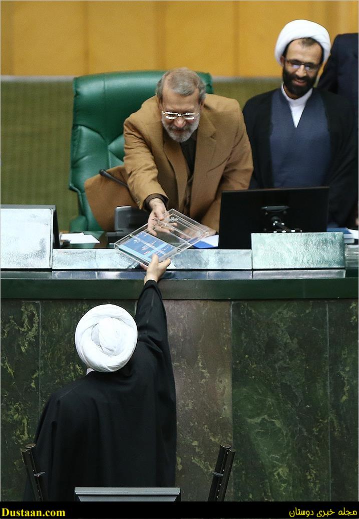 www.dustaan.com-لحظه تقدیم لایحه بودجه روحانی به رئیس مجلس