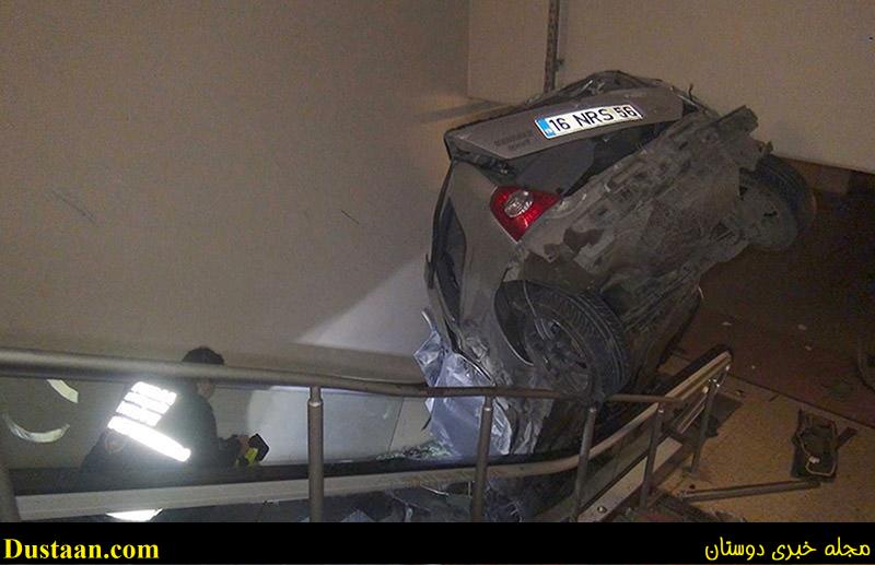 www.dustaan.com-تصاویر: ورود خطرناک اتومبیل به ایستگاه مترو بخاطر ناتوانی راننده!