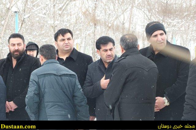 www.dustaan.com-تصاویر: پیکر پدر حسین رضازاده در اردبیل به خاک سپرده شد