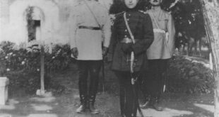 عکس دیده نشده از آخرین شاه قاجار در کنار اولین شاه پهلوی