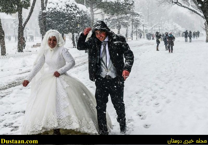 www.dustaan.com-عکس: پیاده روی تازه عروس و داماد در خیابان پوشیده از برف!