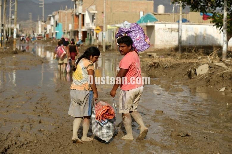 آوارگی مردم پرو در میان گل و لای/تصاویر
