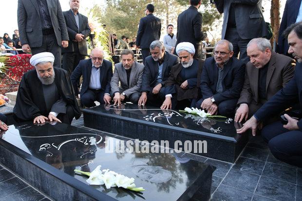 روحانی بر مزار پدر و مادر خود در سرخه حاضر شد عکس: حضور رئیس جمهور بر مزار پدر و مادر خود