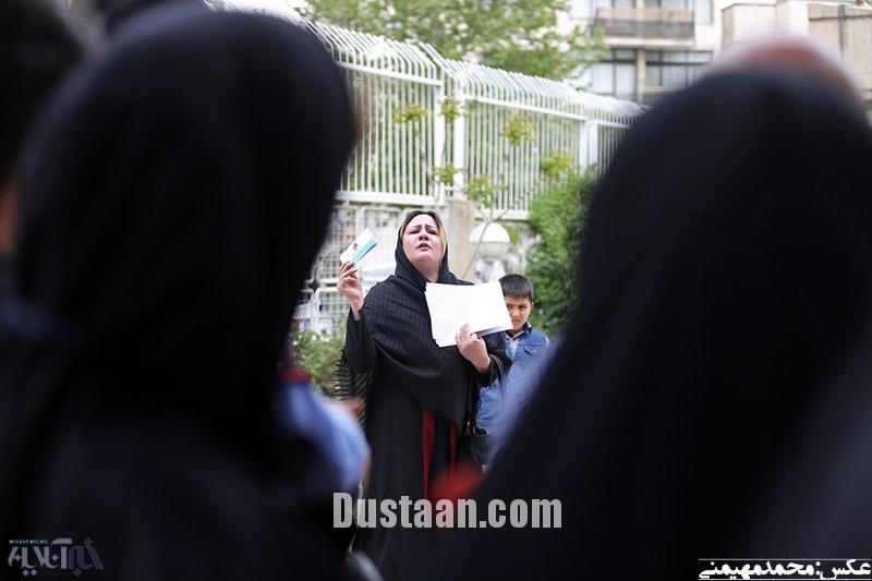 تصاویر زنی که به زور و با گریه خود را به حیاط وزارت کشور رساند!