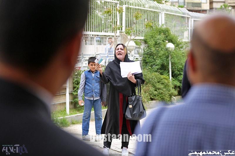 تصاویر زنی که به زور و با گریه خود را به حیاط وزارت کشور رساند!