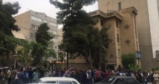 ازدحام مردم تماشاچی مقابل ستاد انتخابات/عکس