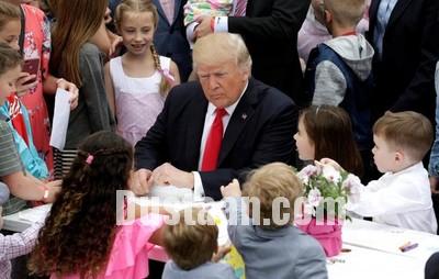 ترامپ در بین کودکان کاخ سفید/تصاویر 