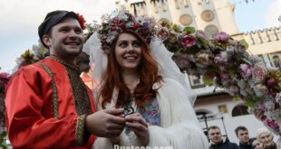 آداب و رسوم سنتی اسلاوی – عروسی آهنگری در اولین فستیوال عشاق در مرکز فرهنگی - تفریحی « کرملین در اسماعیلوف» مسکو