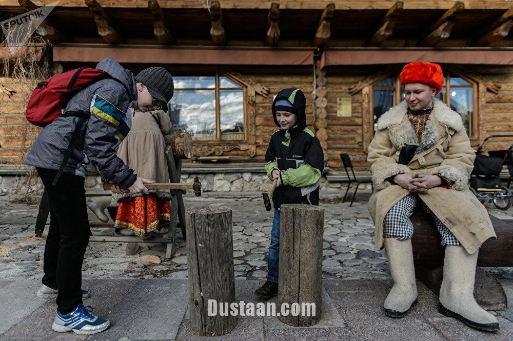 بچه ها در مسابقه میخکوبی در اولین جشنواره عشاق در مسکو
