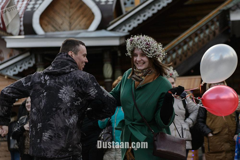 جوانان در حال رقص در اولین جشنواره عشاق در مسکو