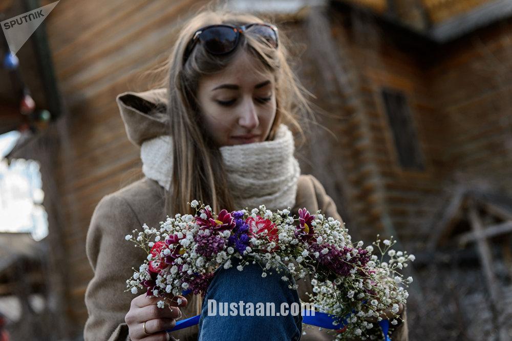دختری در حال بافتن تاج سر از گل ها در اولین جشنواره عشاق در مسکو