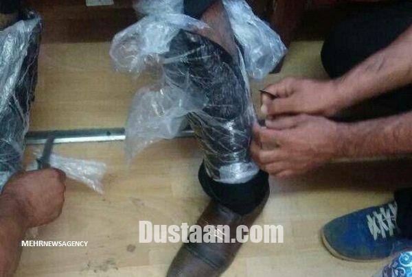 جاسازی تریاک دور پای یک مسافر