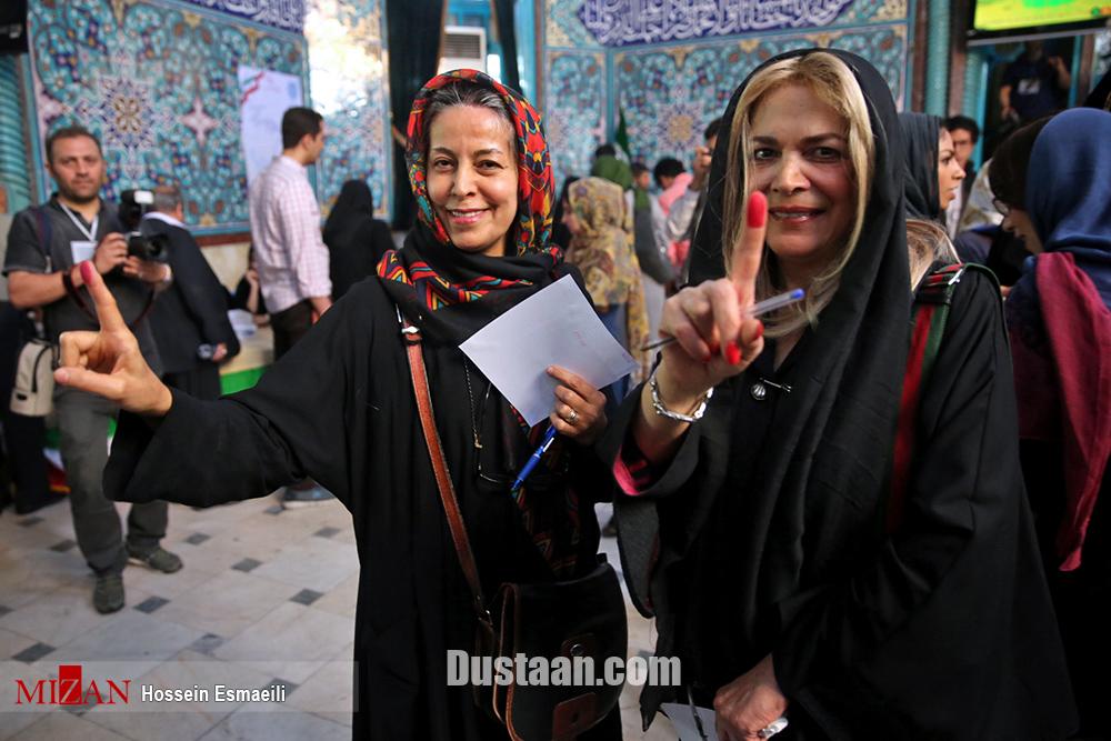 عکس: بیتا فرهی و سهیلا رضوی پای صندوق رای