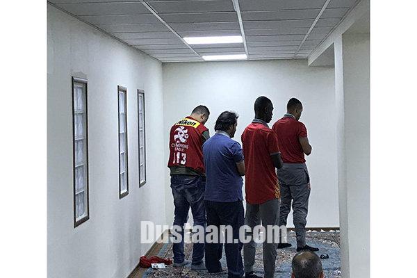 نماز جماعت قطری ها در آزادی/عکس