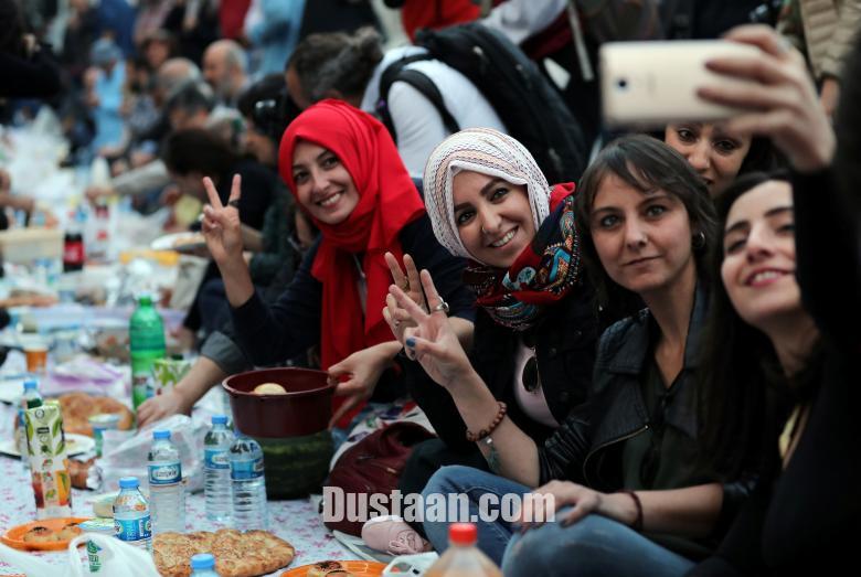 سلفی دختران ترکیه ای در کنار سفره افطار