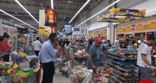 هجوم مردم قطر به فروشگاه  ها/عکس