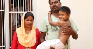 پسری که در یکی از روستاهای هند پرستش می شود + تصاویر