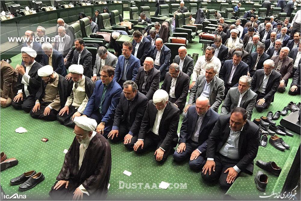 نمازجماعت در صحن‎علنی‎مجلس هنگام حمله تروریستی داعش/تصاویر