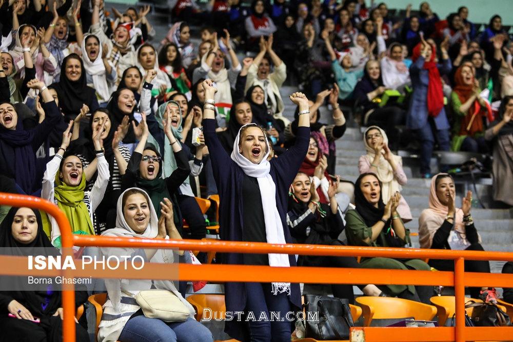 زنان تماشاگر والیبال درورزشگاه آزادی/تصاویر