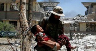 نجات یک کودک از چنگال داعش/ عکس