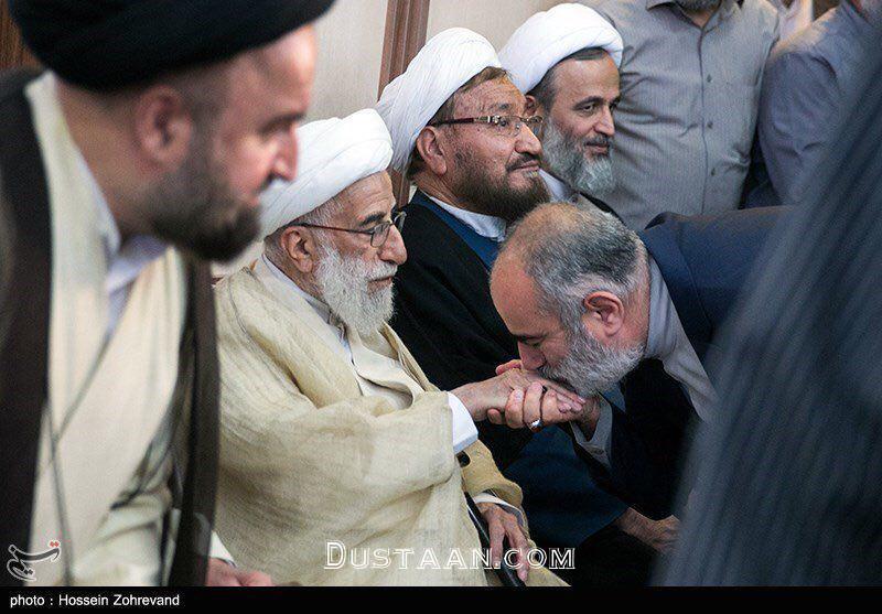 مشاور روحانی دست جنتی را بوسید /عکس