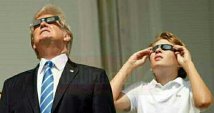 ترامپ و فرزندش در حال دیدن خورشید گرفتگی