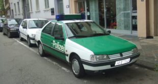 https://upload.wikimedia.org/wikipedia/commons/b/b7/Peugeot_405_Streifenwagen.jpg