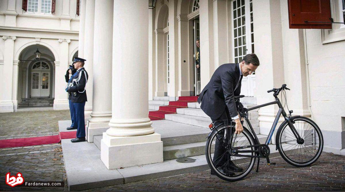 وزیر هلندی با دوچرخه به دیدار پادشاه رفت