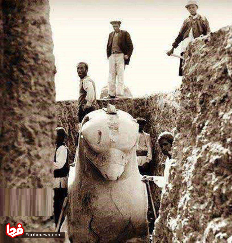 لحظه بیرون کشیدن شیر دال هخامنشی از زیر خاک